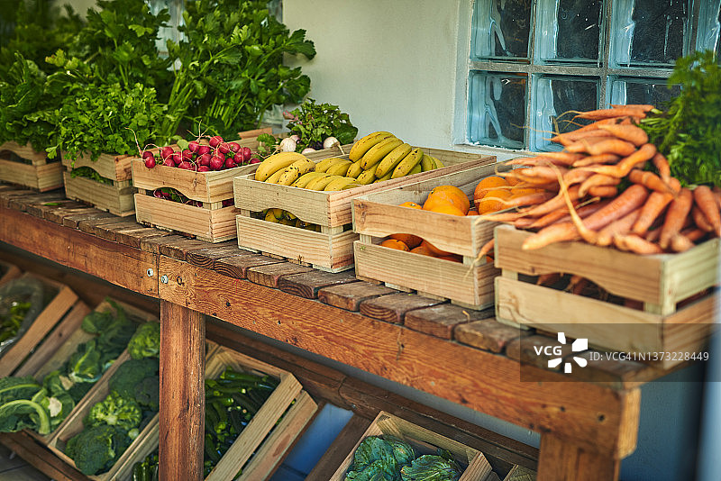 农贸市场里刚采摘的新鲜农产品图片素材