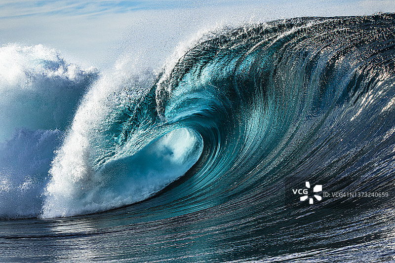 明媚阳光下湛蓝色海浪特写图片素材