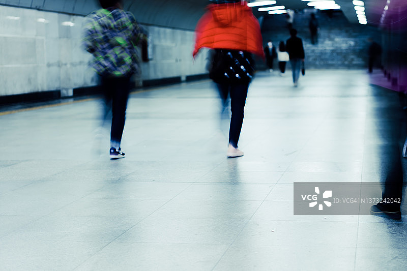 城市地下通道中的行人图片素材