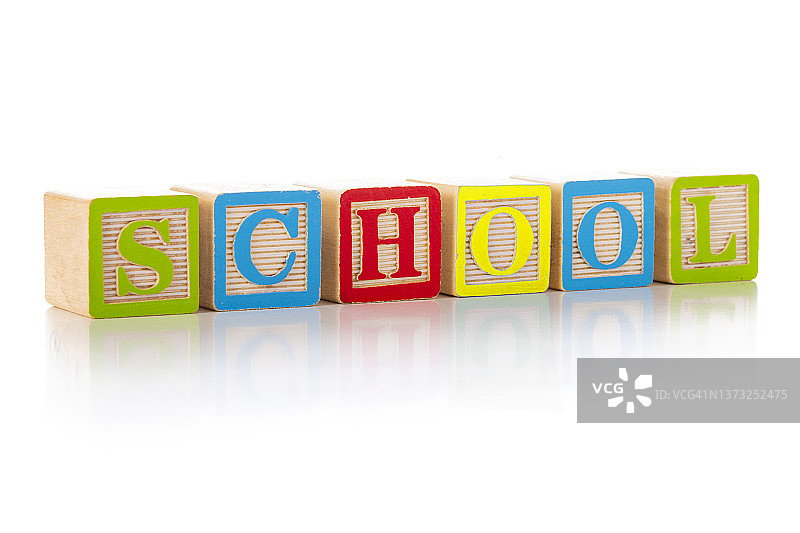 玩具积木拼写单词“学校”图片素材