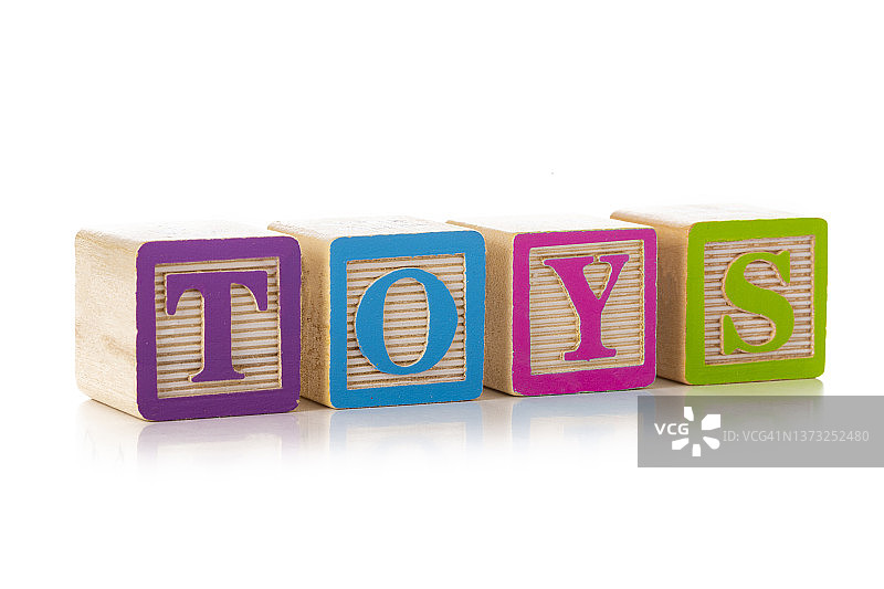 拼写单词“玩具”的玩具积木，白色背景图片素材