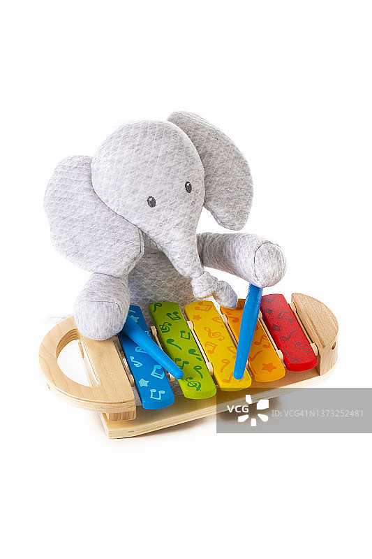 玩具：毛绒象演奏彩色木琴图片素材