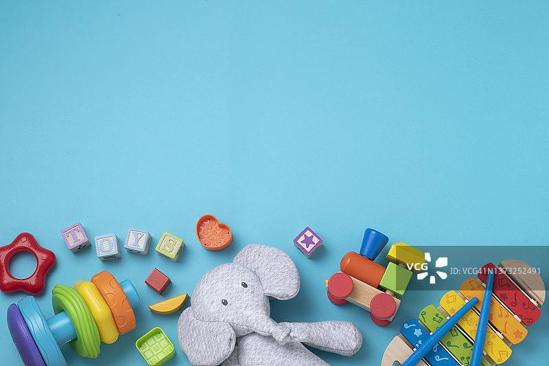 各种幼儿玩具，浅蓝色背景留白图片素材