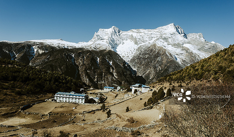 珠穆朗玛峰大本营徒步路线上的南池巴扎与Thamserku山美丽风光，尼泊尔图片素材