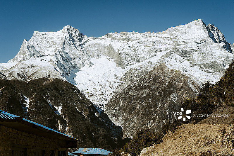 珠穆朗玛峰大本营徒步路线上的南池巴扎与Thamserku山美丽风光，尼泊尔图片素材