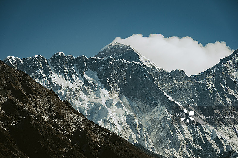 从南池巴扎村看到的珠穆朗玛峰云雾缭绕图片素材