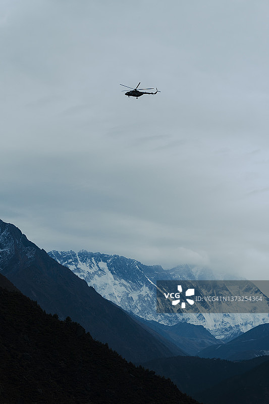 直升机在Thamserku山执行救援徒步旅行者任务，应对从徒步路线到珠穆朗玛峰大本营的急性高原病图片素材