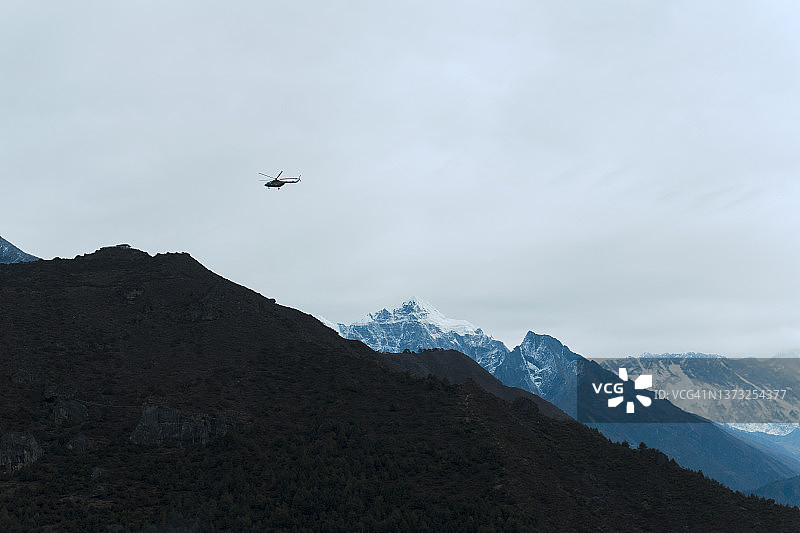 直升机在Thamserku山执行救援徒步旅行者任务，应对从徒步路线到珠穆朗玛峰大本营的急性高原病图片素材