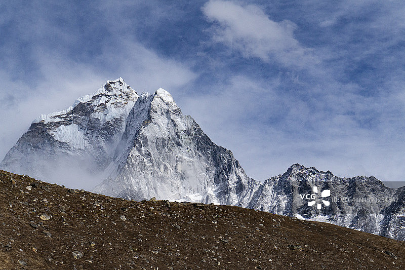 尼泊尔珠穆朗玛峰大本营徒步路线景观图片素材