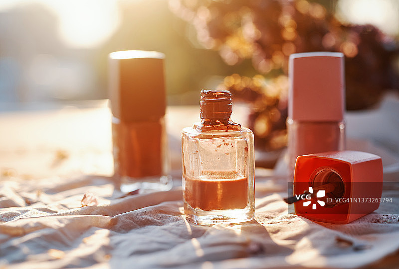 桌子上的指甲油瓶图片素材