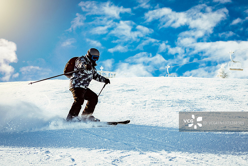阳光明媚的雪天滑粉雪图片素材