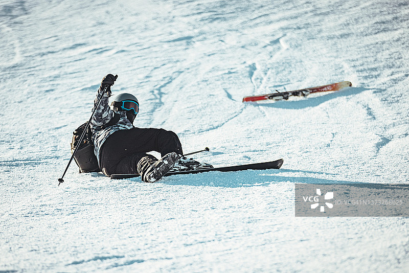 受伤滑雪者雪地意外图片素材