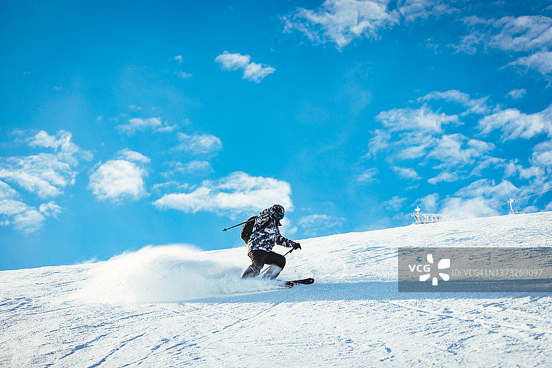 充满活力的成熟男子越野滑雪图片素材