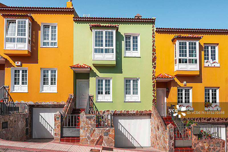 西班牙特内里费岛奥罗塔瓦的彩色排屋图片素材