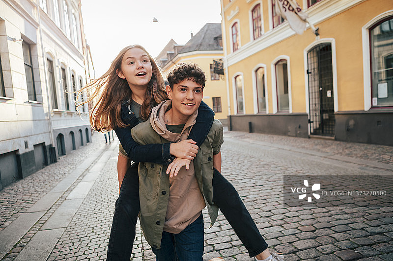 少女骑在男友的背上图片素材