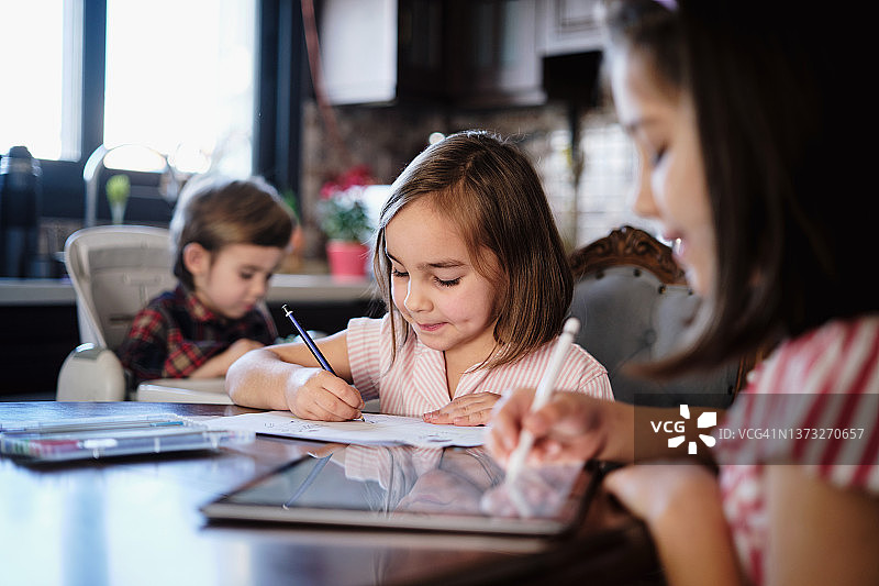 孩子们在家画画图片素材