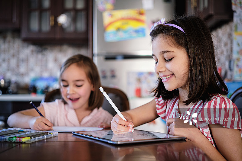 孩子们在家画画图片素材