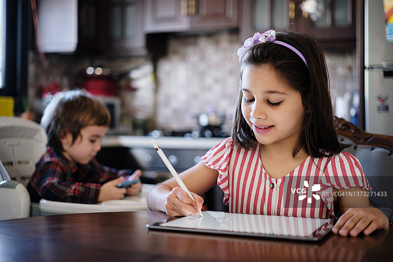 孩子们在家画画图片素材