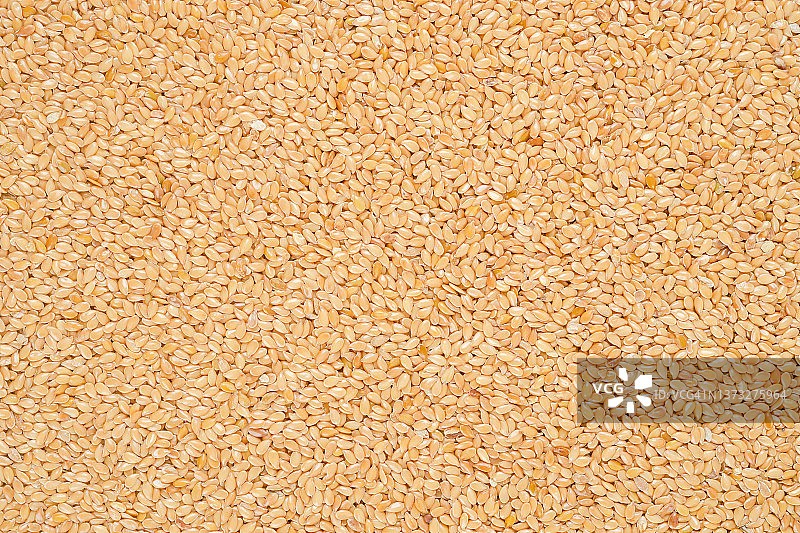 木桌背景上的金色亚麻籽俯视图图片素材