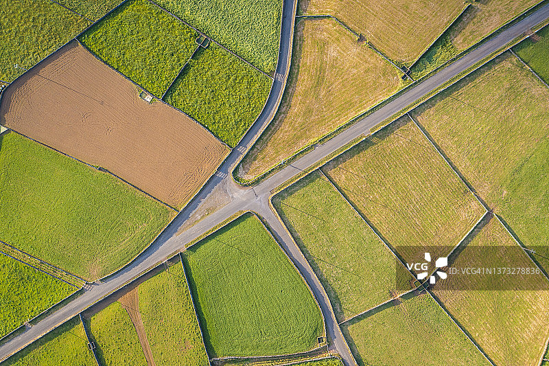 葡萄牙亚速尔群岛农田道路鸟瞰图图片素材