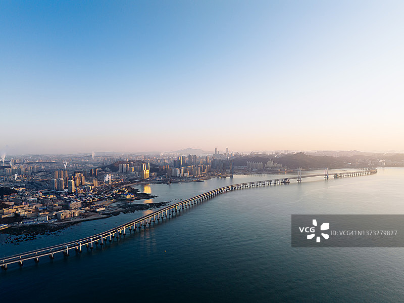 日出时分的城市海岸线图片素材