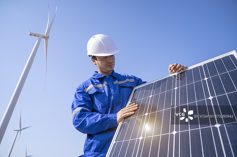 太阳能电池和风力涡轮机工人图片素材