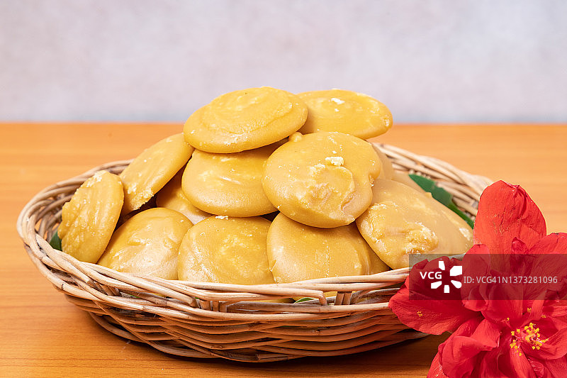 棕榈糖，木桌上的红糖图片素材