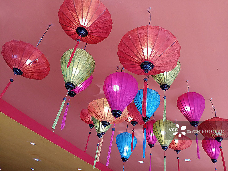 色彩鲜艳的越南传统灯笼，室内装饰设计图片素材