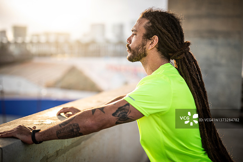 每天锻炼让我更强壮、更健康图片素材