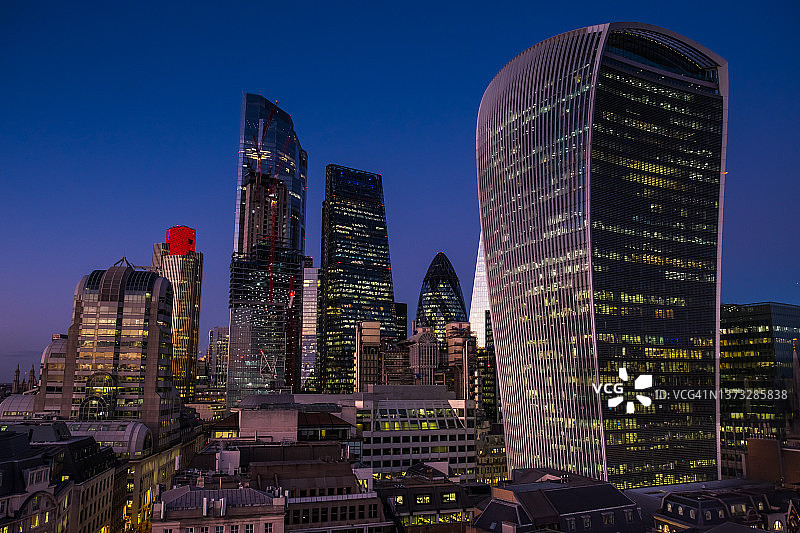 伦敦金融区夜景：摩天大楼灯火辉煌图片素材