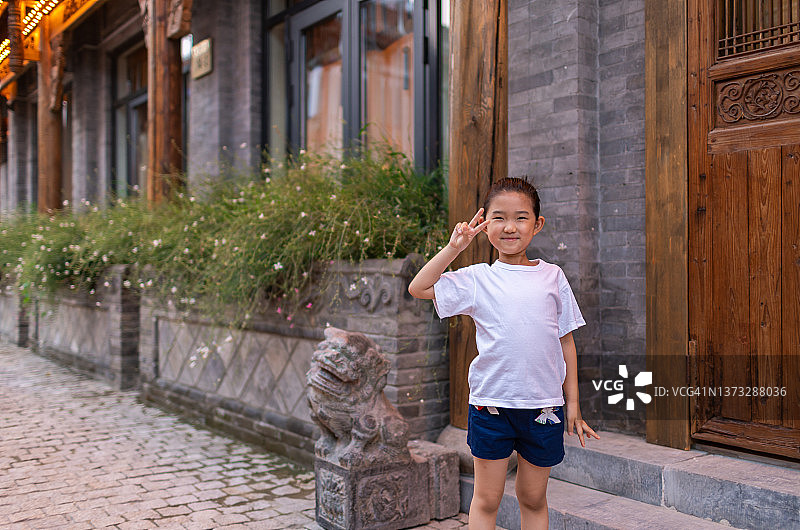 中国古典风格街道上的小女孩图片素材