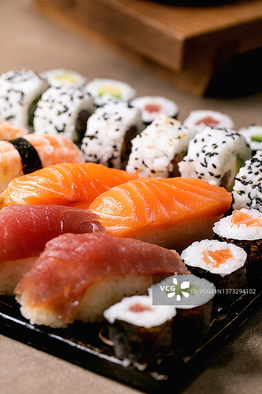 日式料理寿司和鱼肉卷图片素材