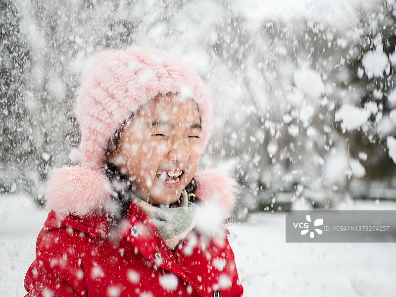 小女孩打雪仗图片素材