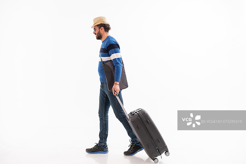 拿着手提箱的旅行者，在白色背景下眺望远方图片素材