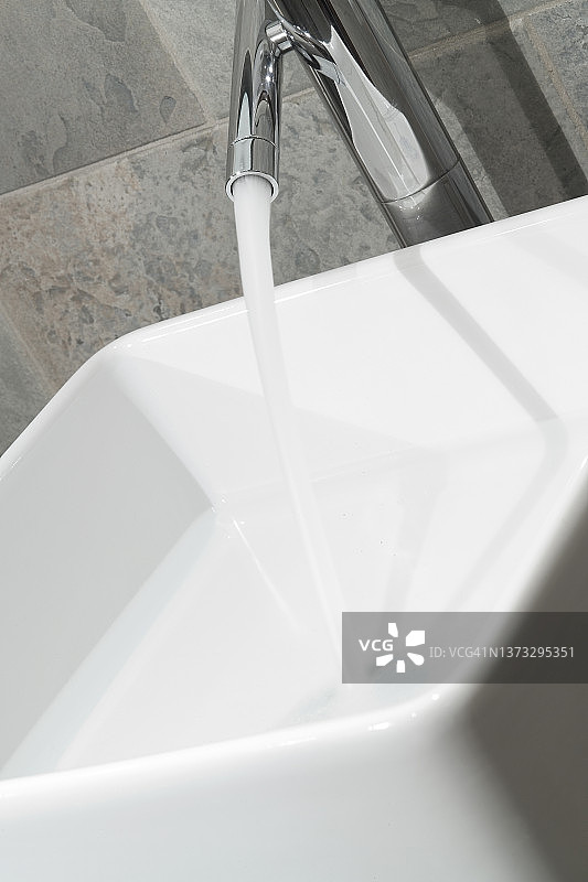 水龙头与流水图片素材