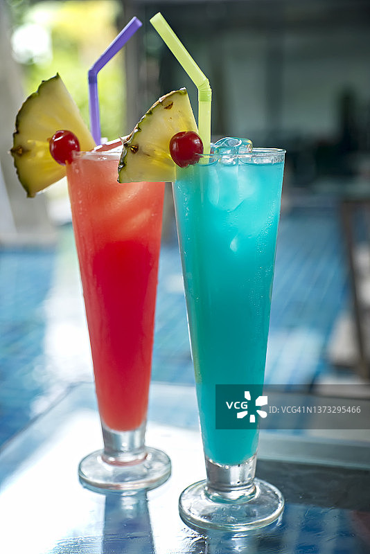长饮鸡尾酒：美泰和蓝色夏威夷图片素材