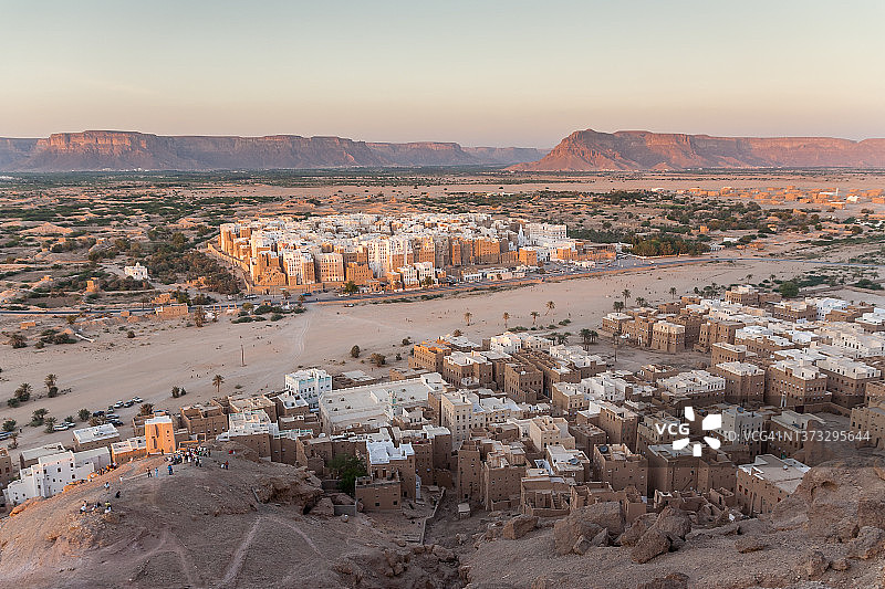 日落时分哈德拉毛谷地的希巴姆镇图片素材