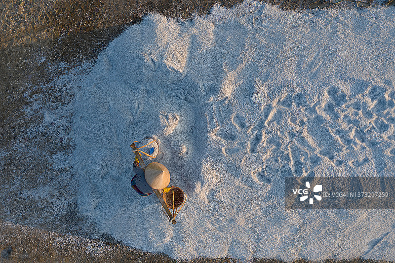 在Hon Khoi盐田收集盐图片素材