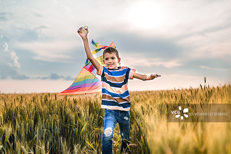 享受麦田的漂亮男孩图片素材