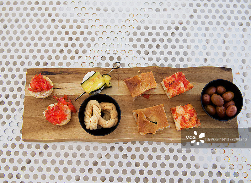 木板上的各种开胃菜俯视图图片素材