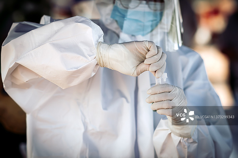 专业医护人员进行新冠抗原检测图片素材