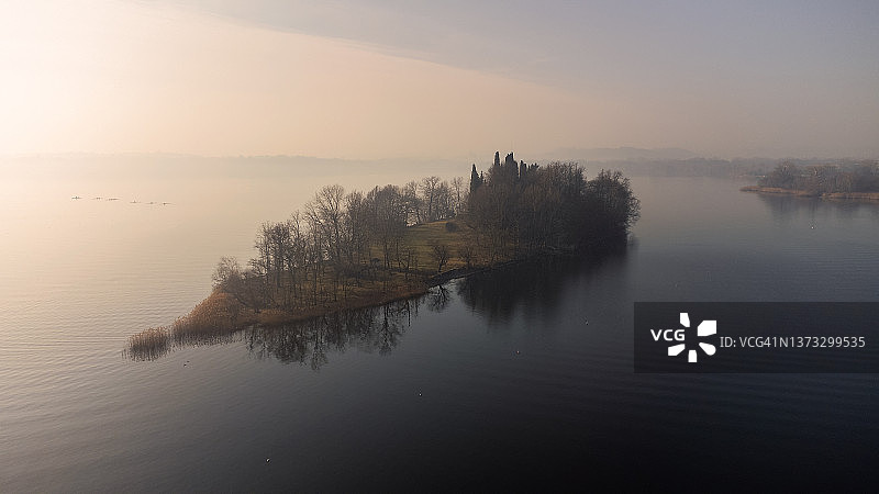 空中俯瞰意大利伦巴第布里安扎普西亚诺湖的柏树岛图片素材