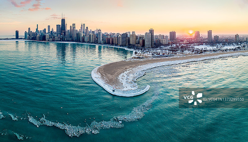 美国伊利诺伊州芝加哥北大道海滩和密歇根湖日落航拍图片素材