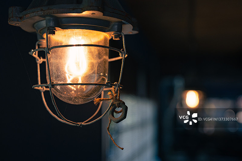 深蓝色房间里的复古灯泡图片素材