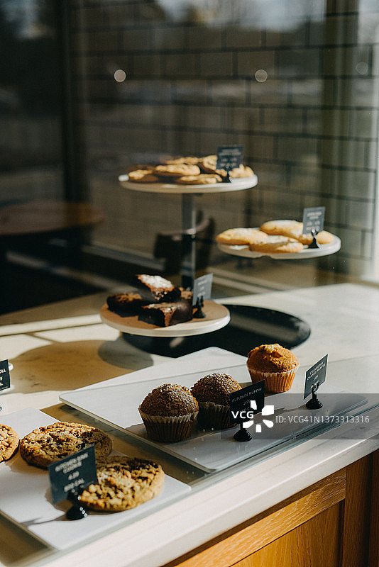糕点店橱窗里的玛芬、饼干和布朗尼图片素材