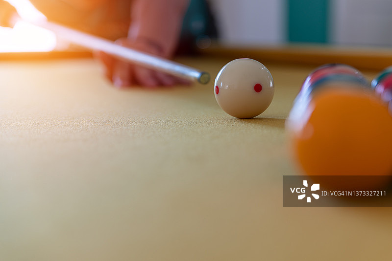 男子在台球桌上瞄准，准备击球图片素材