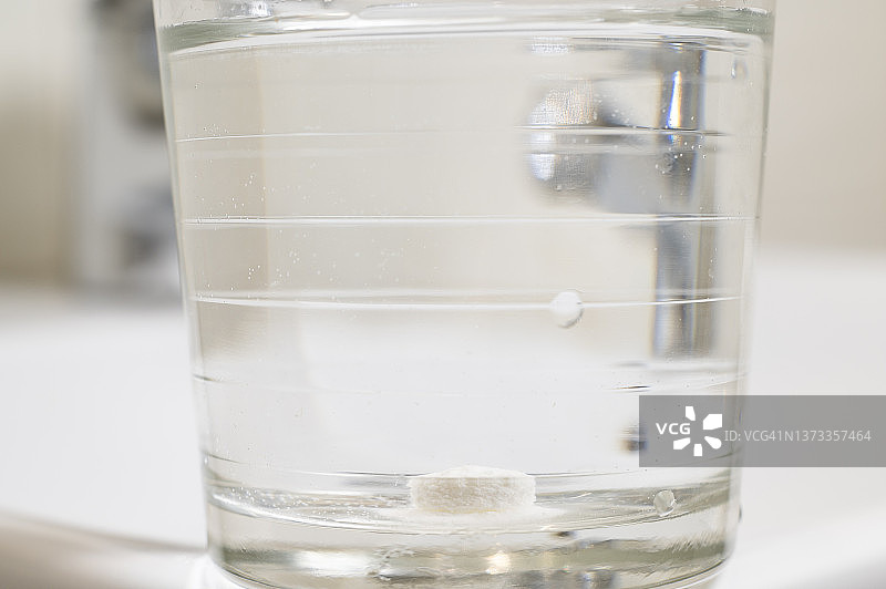 装有药丸的玻璃杯水图片素材