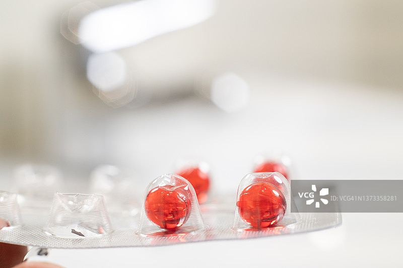 厕所水槽上的红色胶囊药丸图片素材