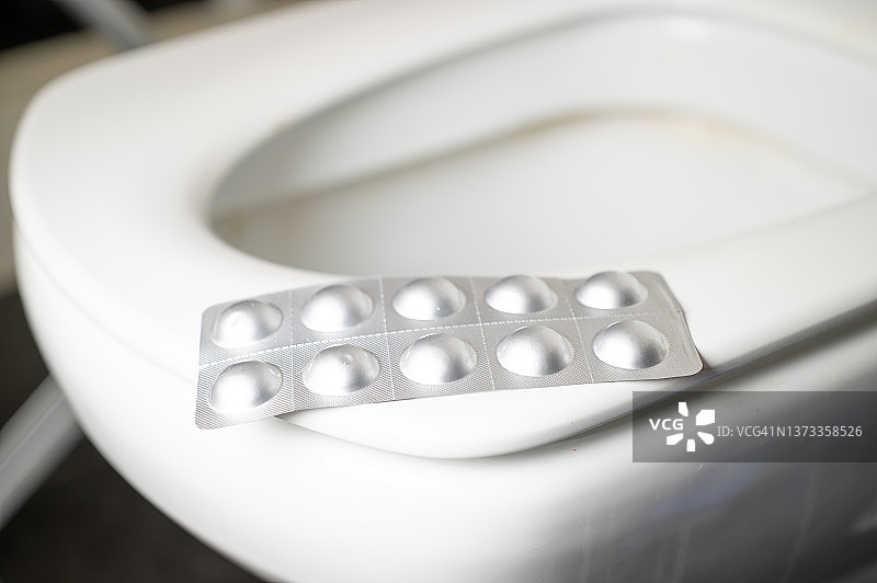 马桶上的胶囊药丸图片素材