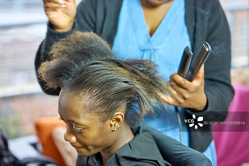 年轻女子编辫子图片素材